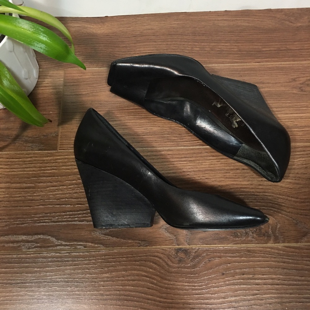 🌻 Nine West Bayview black peep toe wedge🌻